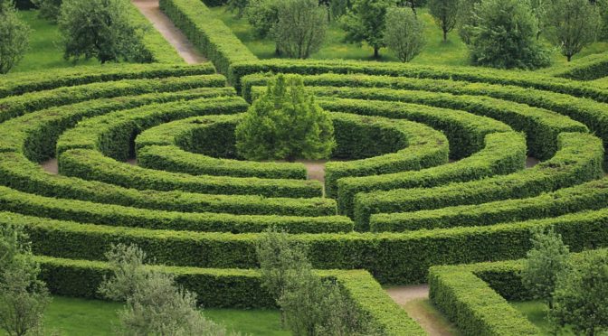 Sövény labirintus, ami a végtelen választás lehetőségeit szimbolizálja